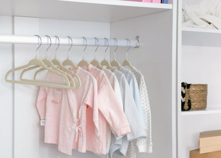 ManGotree 28 cm Baby-Samtbügel, rutschfeste Kinderkleiderbügel mit 360°-Drehhaken, Ultradünne Filz-K