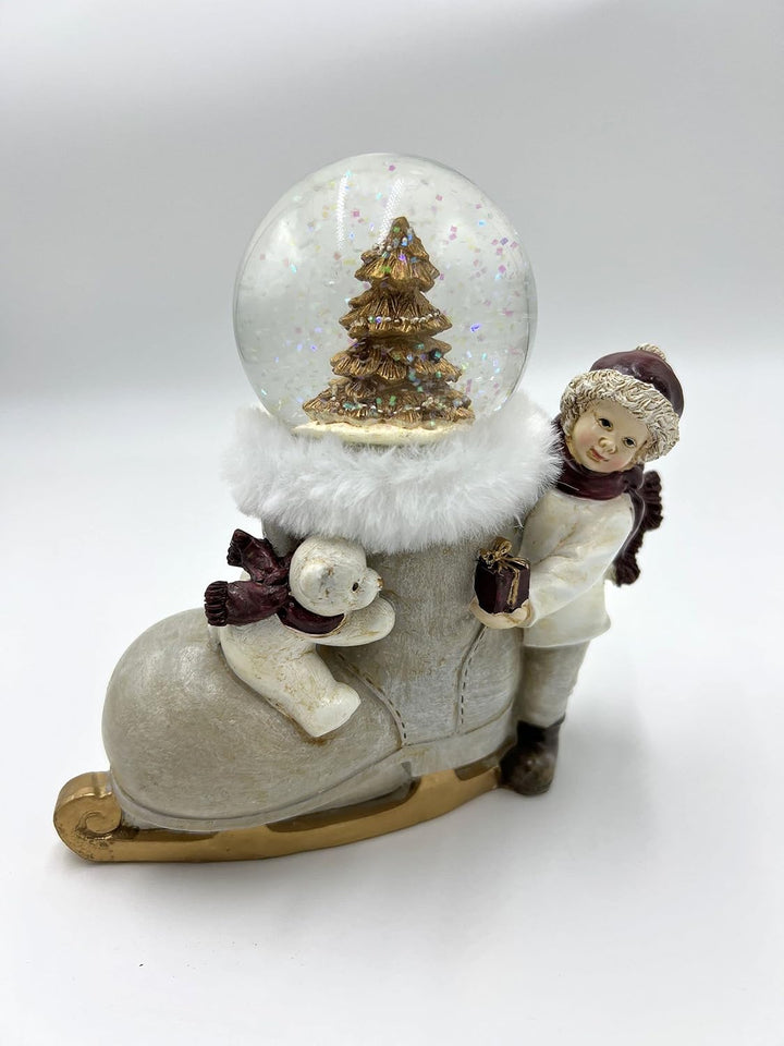 formano Schneekugel auf Schlittschuh zur Winterdeko mit Junge und Eisbär