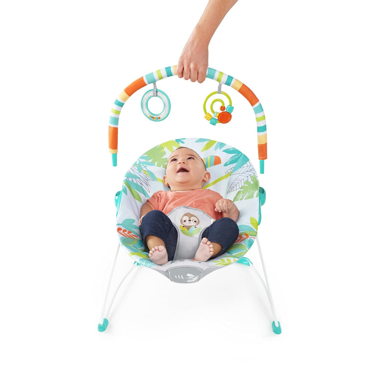Bright Starts, Rainforest Vibes Wippe mit Vibrationen, Spielbogen, 2 Spielzeugen, Sicherheitsgurt un