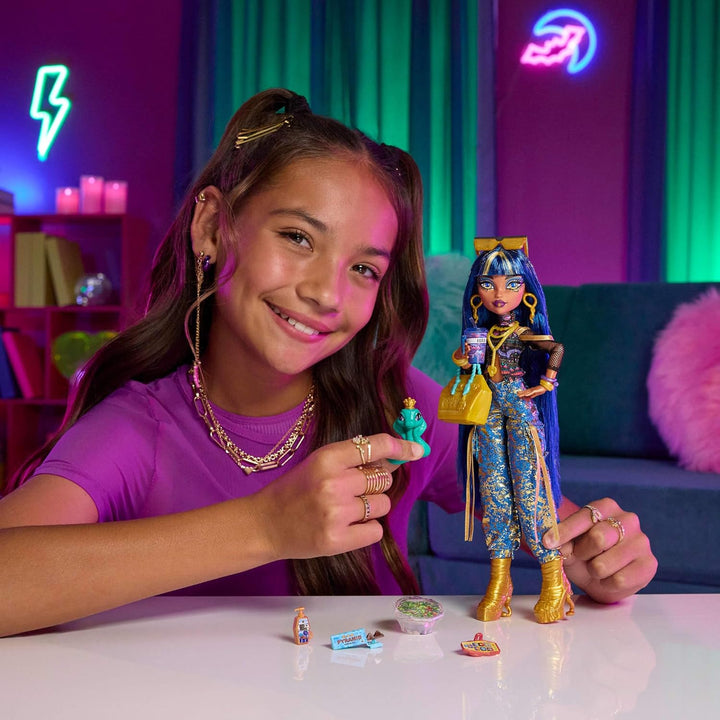 Monster High-Puppe Cleo de Nile in Crop-Top und Goldener Jeans-Cargohose mit Haustierschlange Hisset