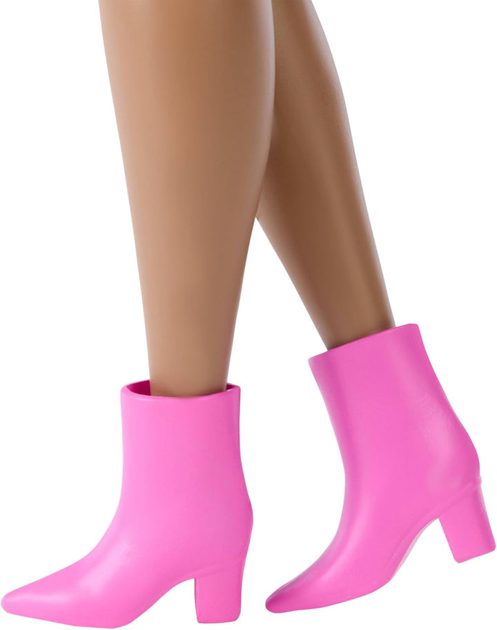 Barbie Deluxe Style-Puppe Nr. 10 in einem Set aus rosa Denim-Top und -Rock mit aufgedruckten Schleif