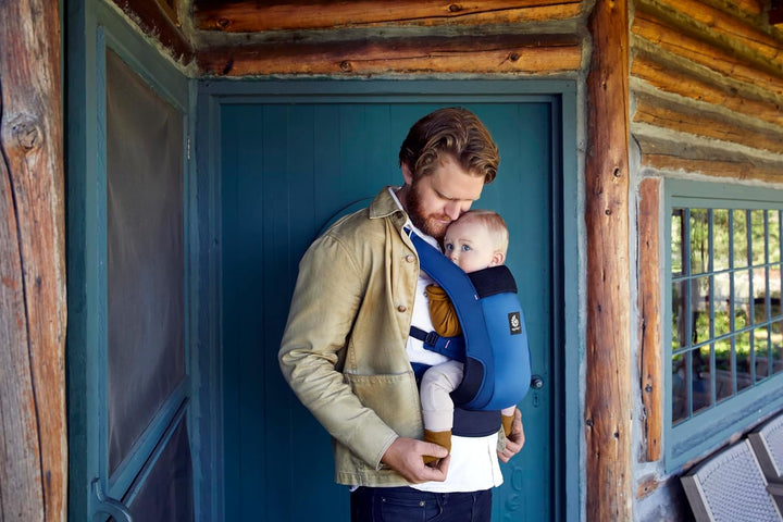 Ergobaby Away Babytrage, Reisetrage für Babys und Kleinkinder (5,4-15,9 kg), 2-Positionen Bauchtrage