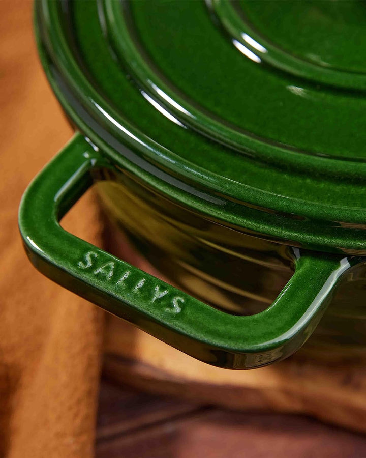 Sallys Medium Gourmet Gusseisentopf mit Deckel, emaillierte Beschichtung, Für alle Herdarten, ofenfe