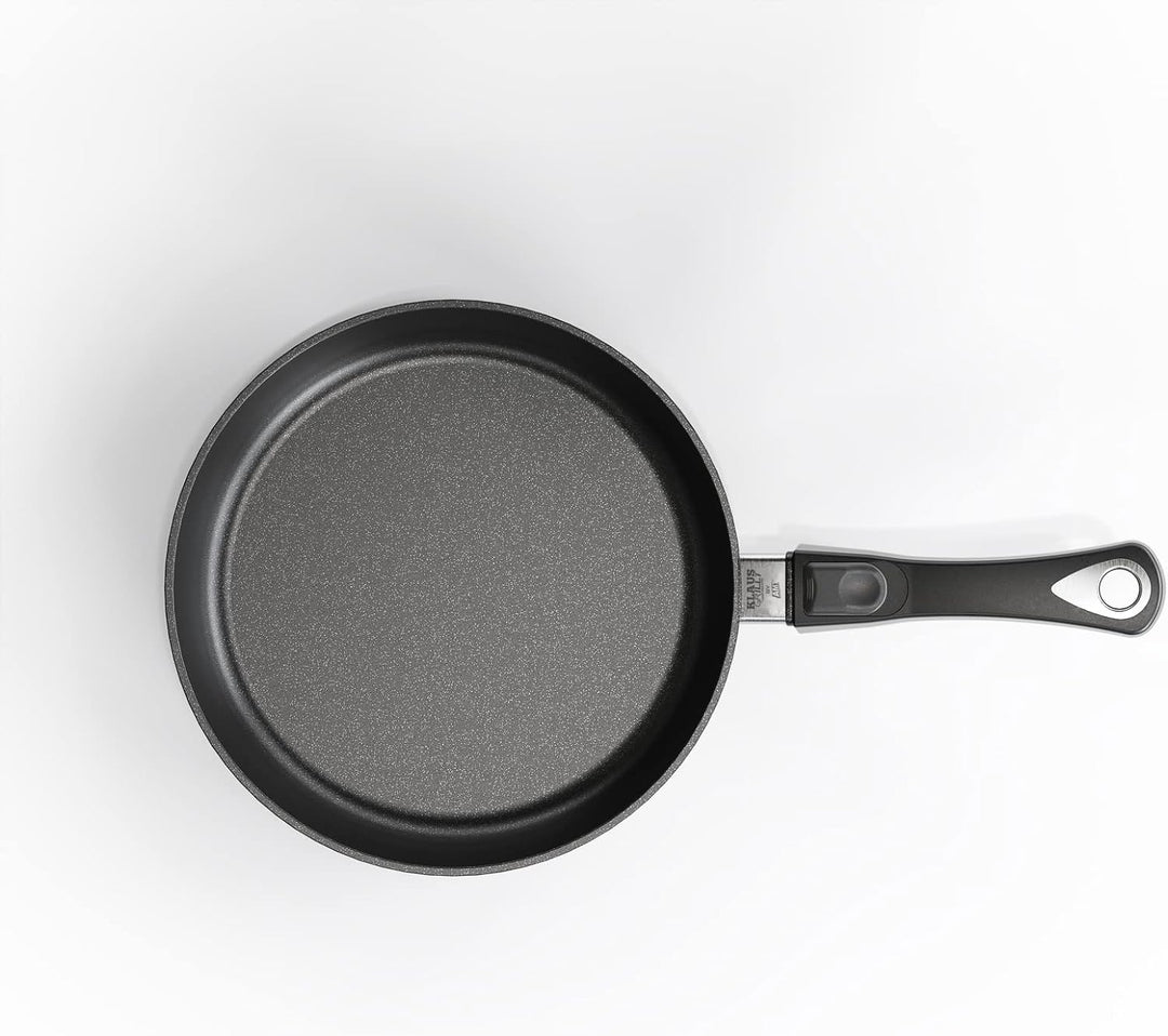 AMT Gastroguss Sonder-Edition Klaus grillt, Ø 28 cm, 5 cm hoch, abnehmbarer Stiel, nachhaltig und kl