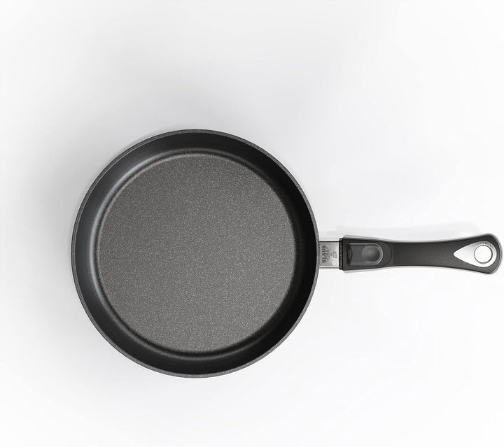 AMT Gastroguss Sonder-Edition Klaus grillt, Ø 28 cm, 5 cm hoch, abnehmbarer Stiel, nachhaltig und kl