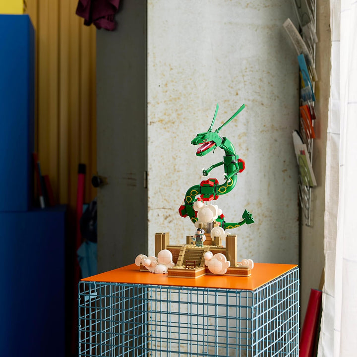 LEGO Pokémon Rayquaza - Modellbausatz für Erwachsene mit Drachenfigur, Trainerin Amalia Minifigur &amp;