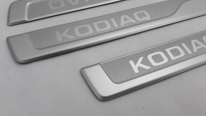 Skoda 565071303B Einstiegsleisten Set Aluminium 4x Leisten v+h mit KODIAQ Schriftzug
