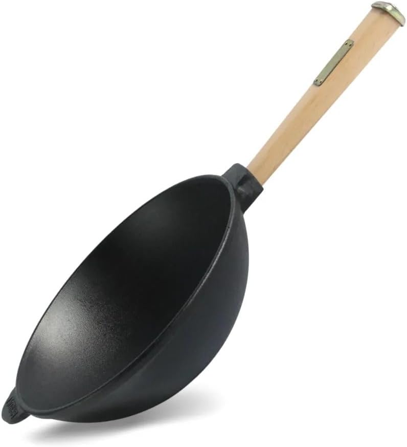 4BIG.fun Wokpfanne mit Holzgriff 24 cm aus Gusseisen Wok 2,2 L Outdoor Stielpfanne Camping Grillpfan