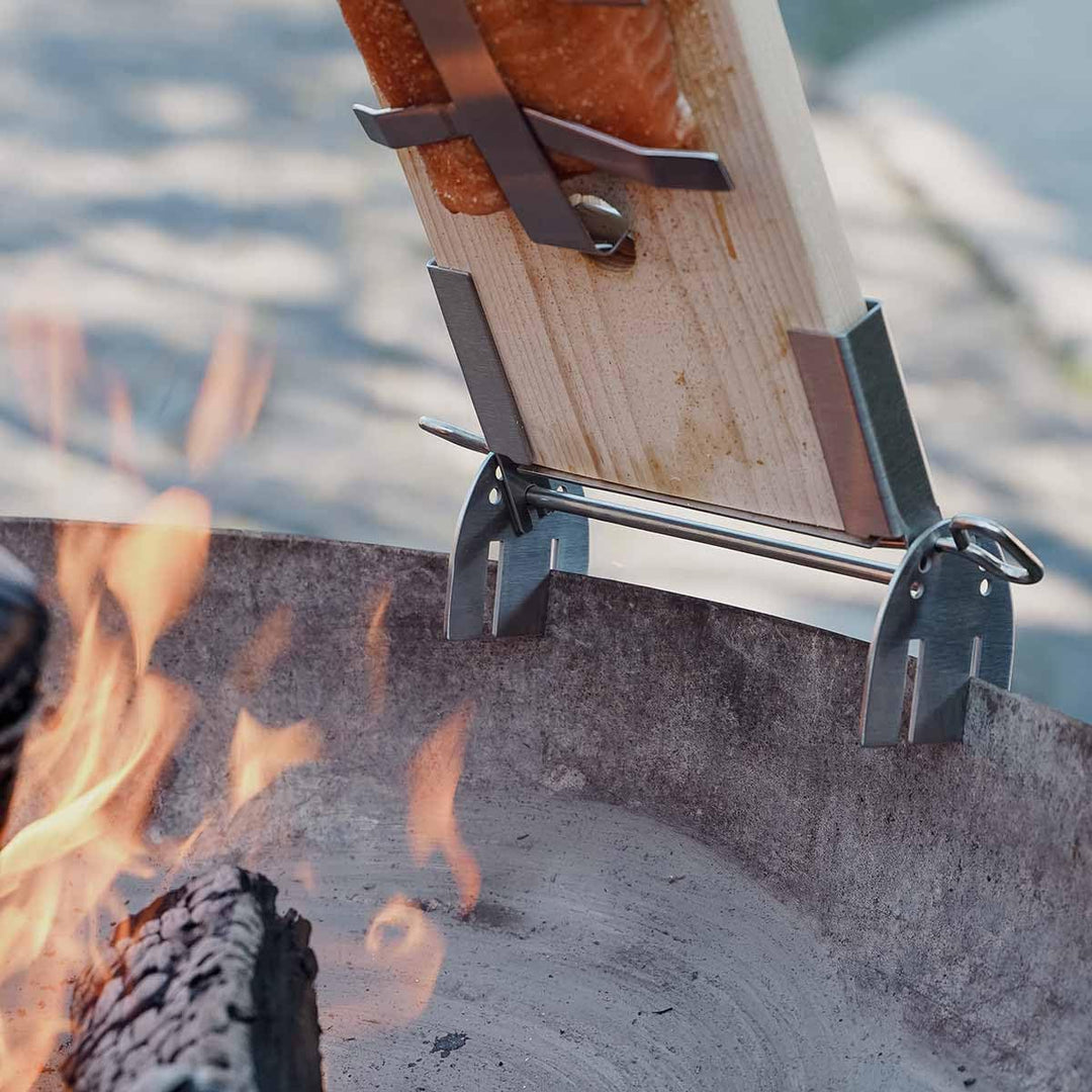 SANTOS Flammlachshalter mit Brett - Flammlachs - Einstellbarer Neigungswinkel - Edelstahl Halterung,