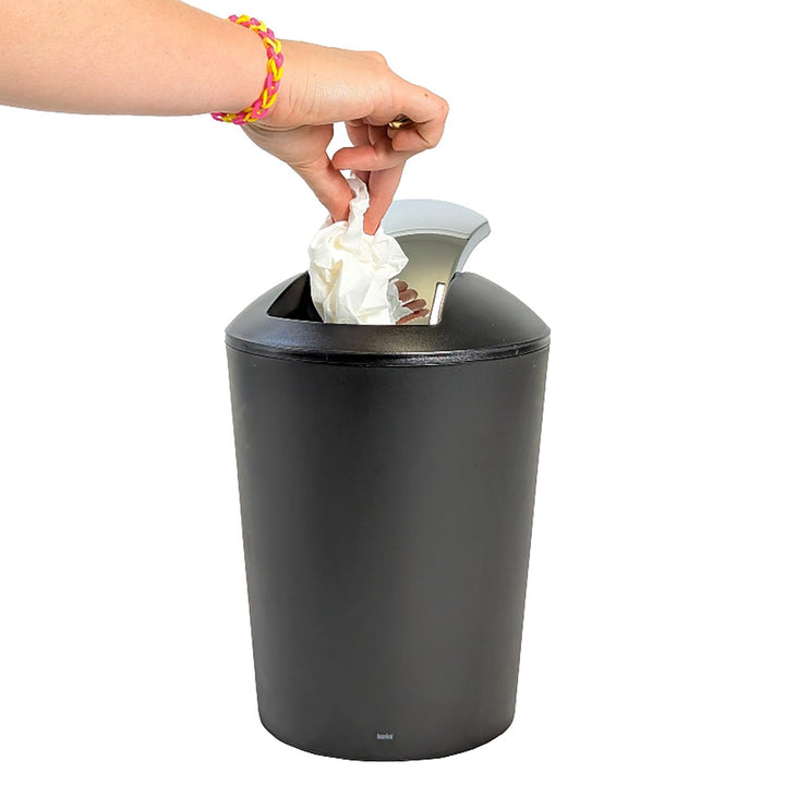 kela Schwingdeckeleimer schwarz, Kosmetikeimer 5l mit Schwingdeckel, Kunststoff, MARTA, Mülleimer Ba