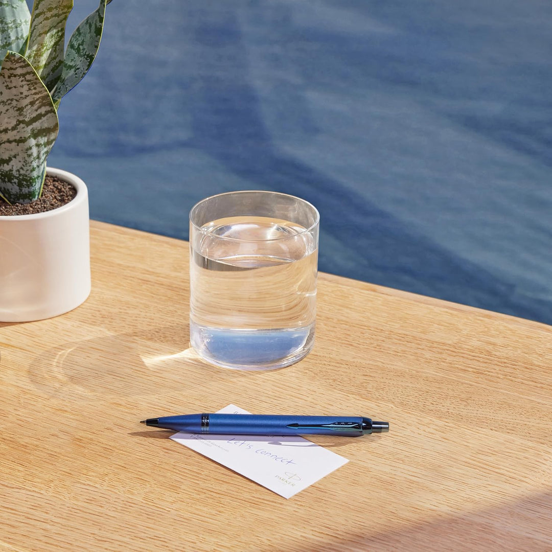 Parker IM Monochrome Kugelschreiber | blaue Tinte | Oberfläche und Zierteile in Blau | medium Spitze