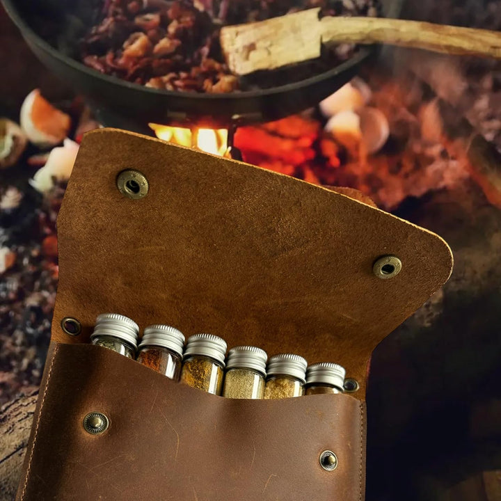 SK Wild Ones® Outdoor Gewürztasche - Echtleder Mit 6 Gewürzdosen Camping - Bushcraft Gewürz Camping