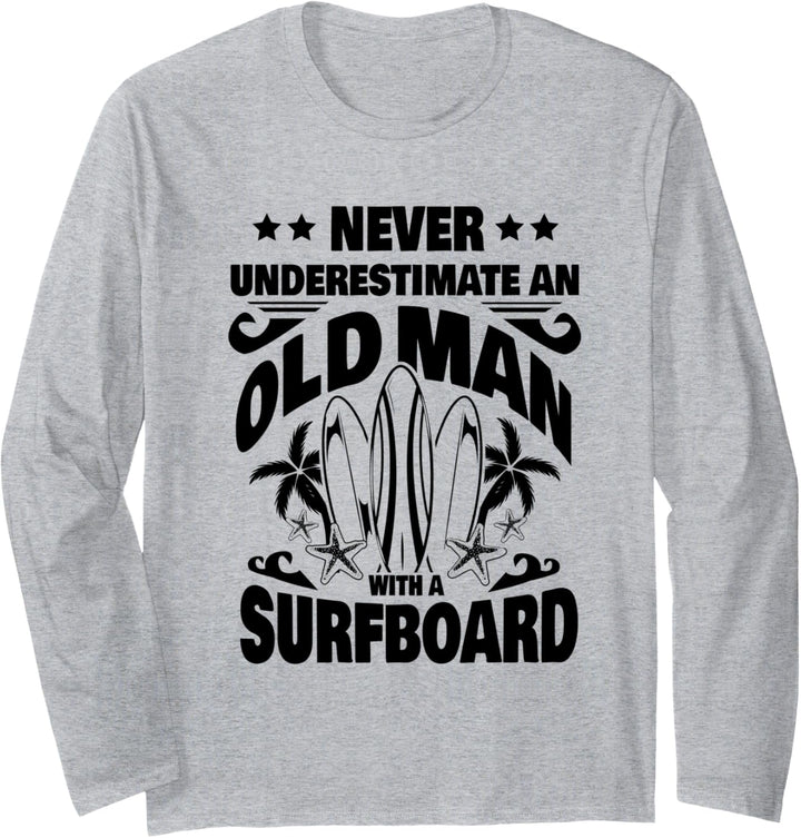 Never Underestimate an Old Man with a Surfboard Dad Langarmshirt