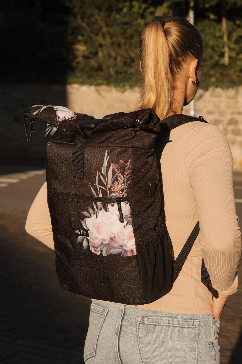 Ela Mo® Rolltop-Rucksack für Damen mit USB-Anschluss – Beauty in Darkness, Beauty in Darkness