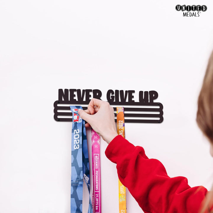 United Medals Never GIVE UP Medaillenhalter Stahl Schwarz | Medaillen Aufhänger | Medal Hanger Holde