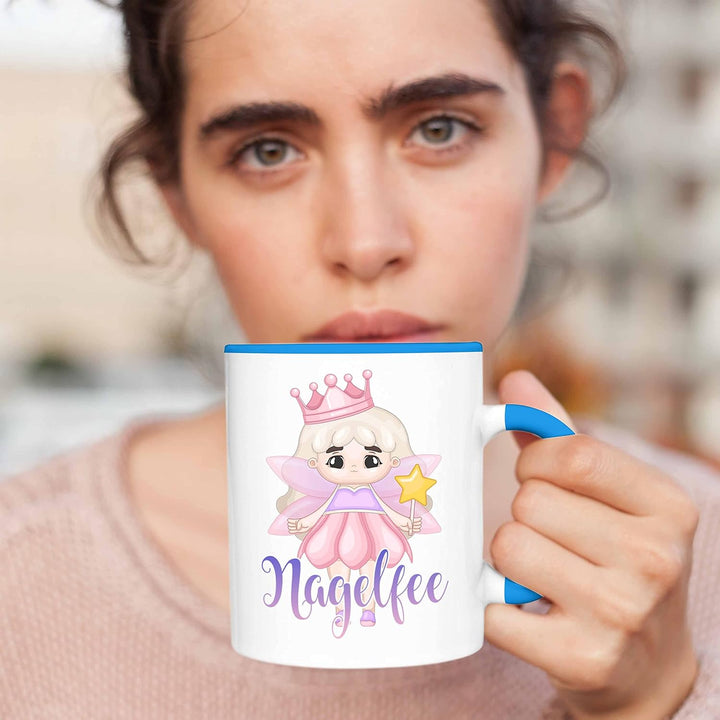 Trendation - Nagel-Fee Tasse Geschenk Nagelstudio Mitarbeiterin Gel-Nägel Spruch Süsse Grafik (Blau)
