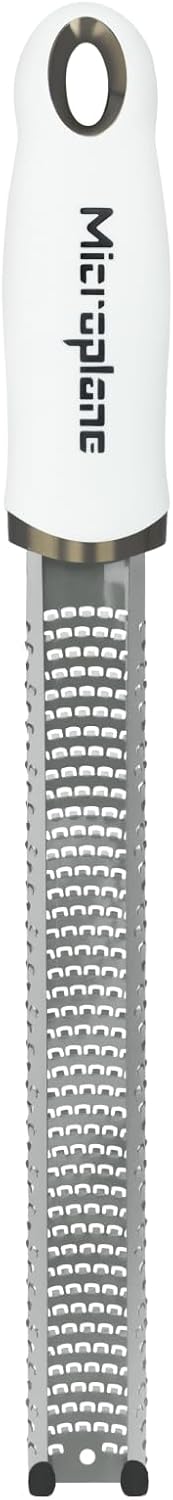 Microplane Zester Küchenreibe in Weiss für Zitrusfrüchte, Hartkäse, Ingwer, Schokolade & Muskatnuss