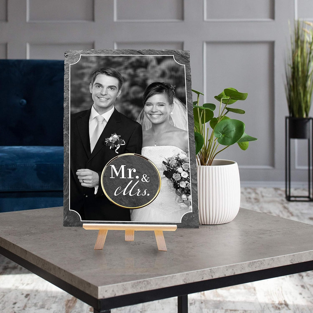 wandmotiv24 Schiefertafel Hochzeit Mr. & Mrs. mit Staffelei, Personalisierbar Digitaldruck Schwarzwe