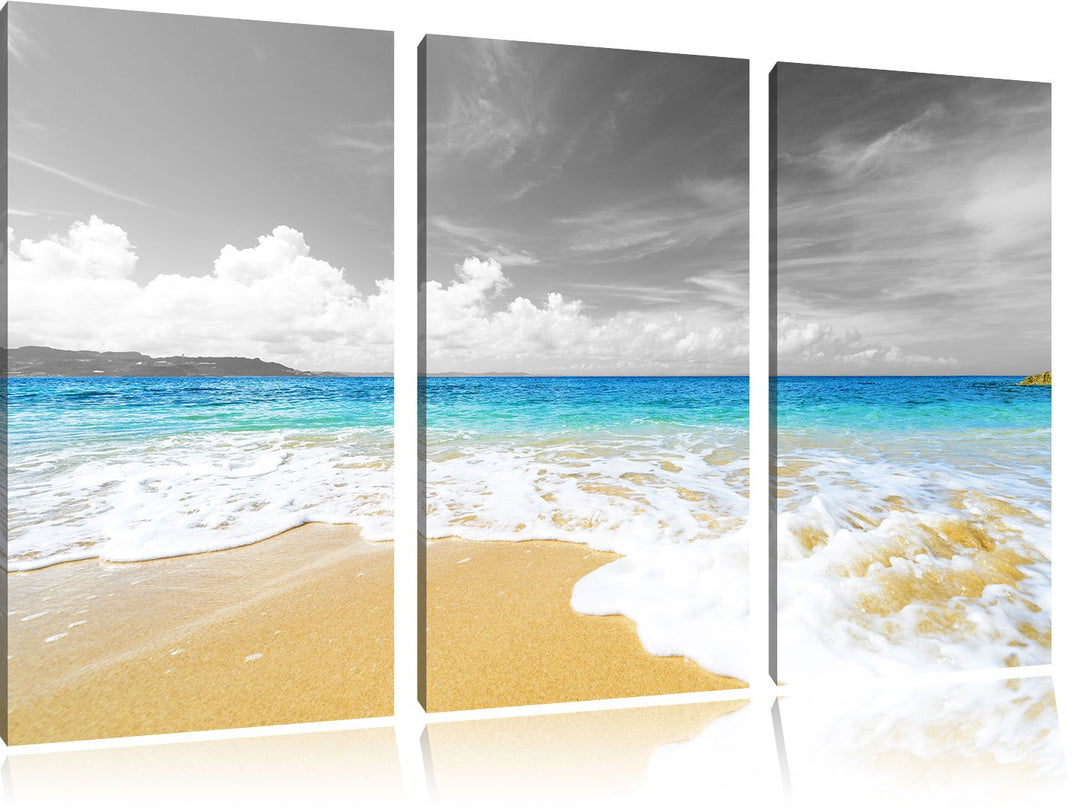 Pixxprint Sandstrand mit Welle bei azurblauen Himmel schwarz/weiss 3-Teiler Leinwandbild 120x80 Bild