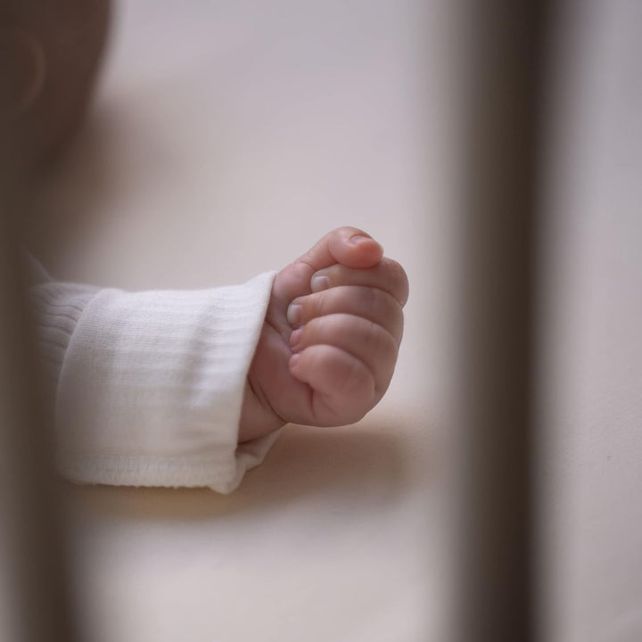 ÜneeQbaby 100% wasserdichter Matratzenschoner, voll ausgestattetes Bettlaken - Bio-Baumwolle, GOTS,