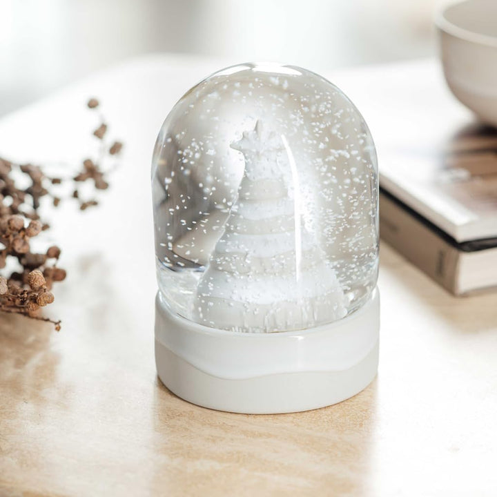 like. by Villeroy & Boch – Winter Glow Schneekugel, Weihnachtsdeko aus Premium Porzellan