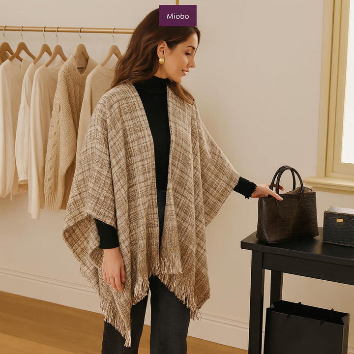 Poncho Damen Überwurf – Weicher wärmender Komfort – Karierter Fransen-Look in One Size M Beige, M Be