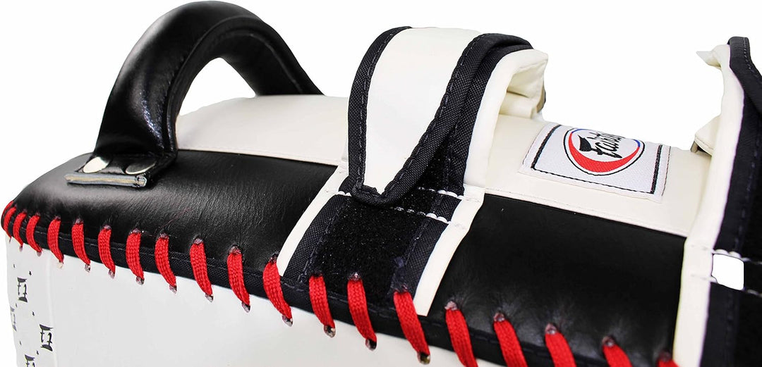 Fairtex Muay Thai Kick Pad - Curved Shape 40x21x12cm HxBxT schwarz/weiss, 40x21x12cm HxBxT schwarz/w