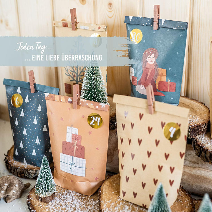 Papierdrachen Adventskalender 2025 zum Befüllen - 24 braune & petrolfarbene bedruckte Geschenktüten