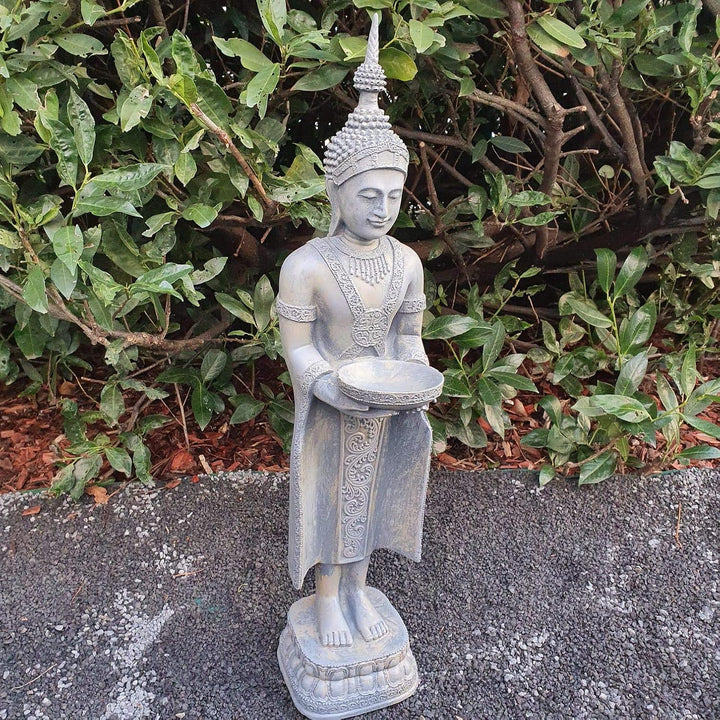 Gartenfigur Buddha Tempelwächter 76 cm grau stehend mit Schale – handbemalte Wächterfigur in Steingu