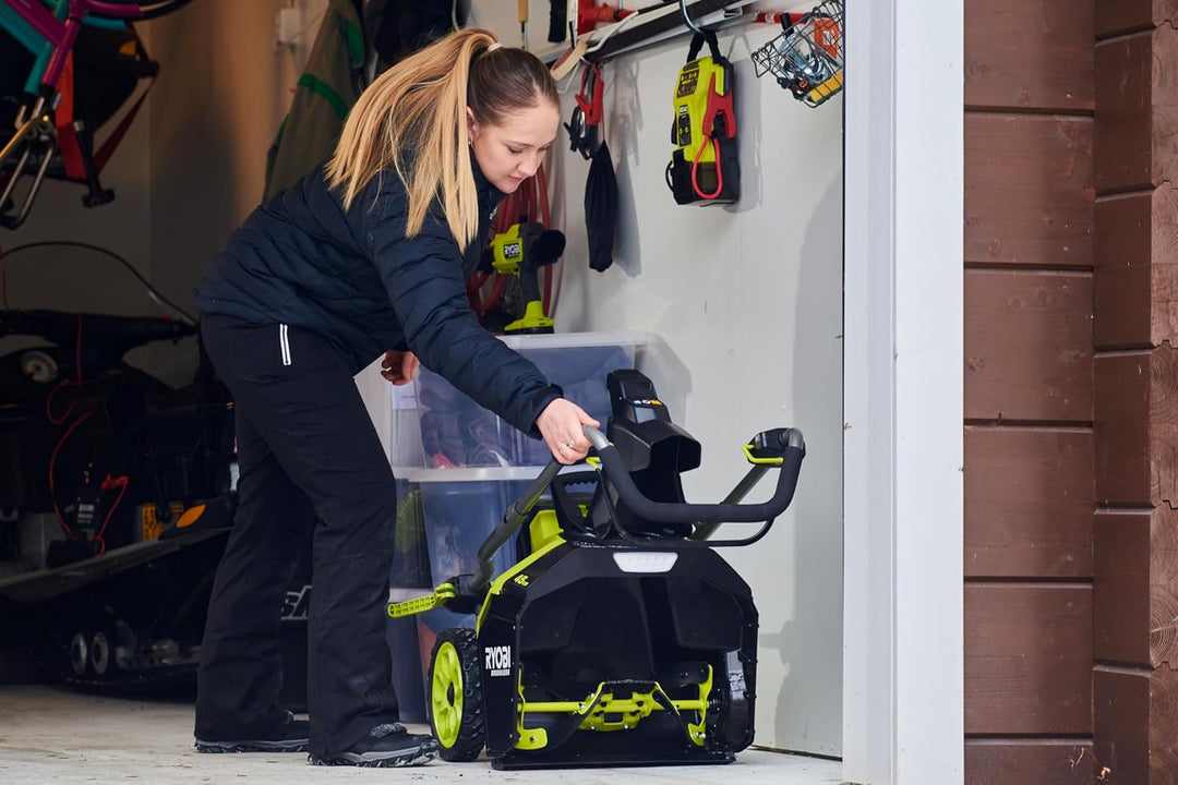 RYOBI 18 V ONE+ Akku-Schneefräse RY18STX45A-240, 45 cm Räumbreite, inkl. 2 x 4,0 Ah Akku und 2,0 A L
