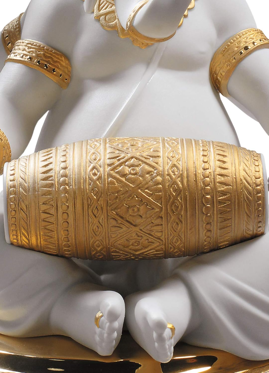 LLADRÓ Figur Ganesha Mit Mridangam. Gold. Ganesha. Porzellan.