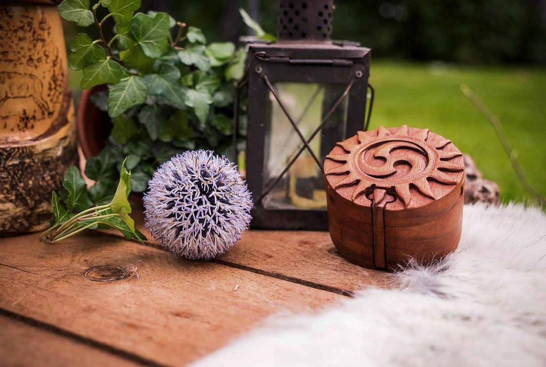 Windalf Schmuckdose RAYA Ø 9 cm Keltische Triskele Schmuckschatulle Handarbeit aus Holz
