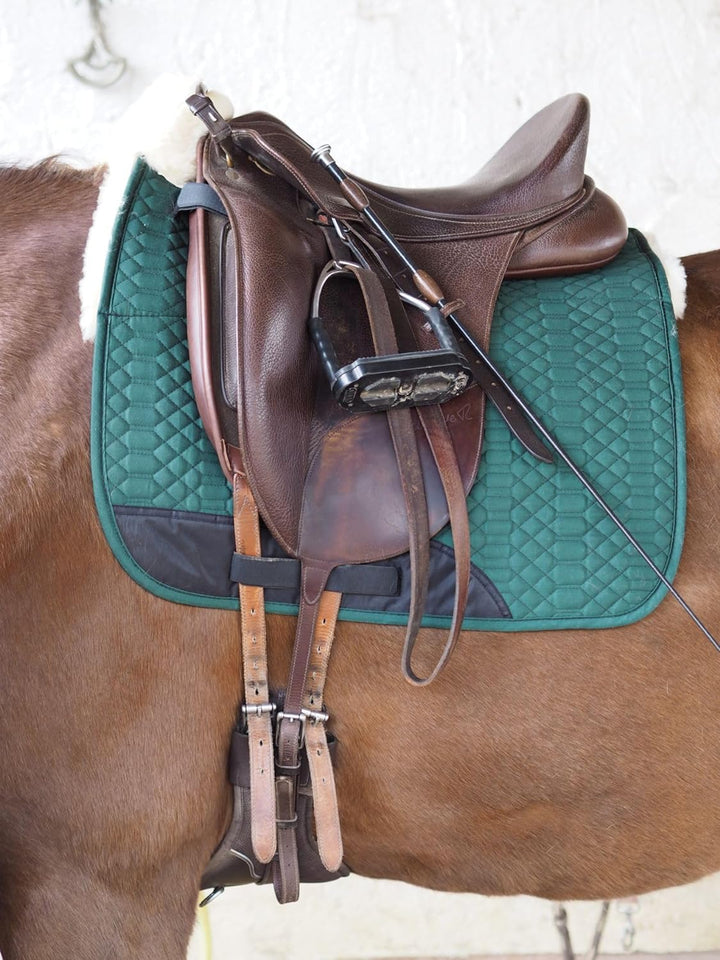 Engel Reitsport Lammfell Schabracke Half Lined SCHABRA1-D-GRU-MED Steppstoff grün Fell med. Dressur