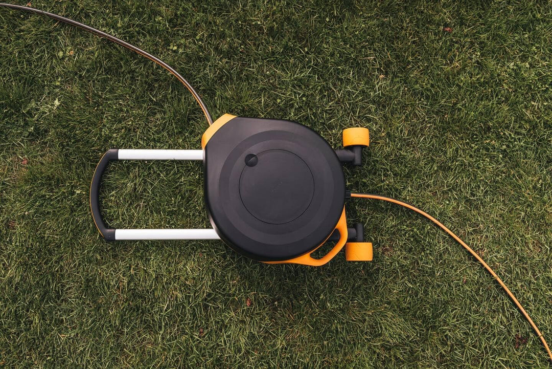 Fiskars Waterwheel XL mit Rädern, All-Inclusive-Bewässerungs-Set, 27 m Gesamtreichweite, Automatisch