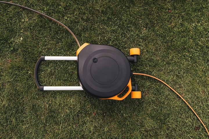 Fiskars Waterwheel XL mit Rädern, All-Inclusive-Bewässerungs-Set, 27 m Gesamtreichweite, Automatisch