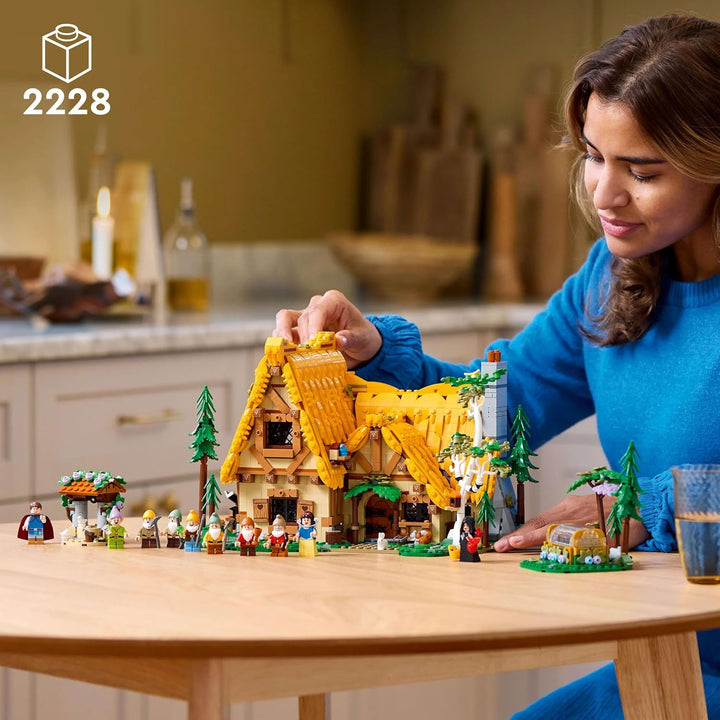 Lego Konstruktionsspielzeug Disney Die Hütte von Schneewittchen und den Sieben Zwergen 43242 Schneew