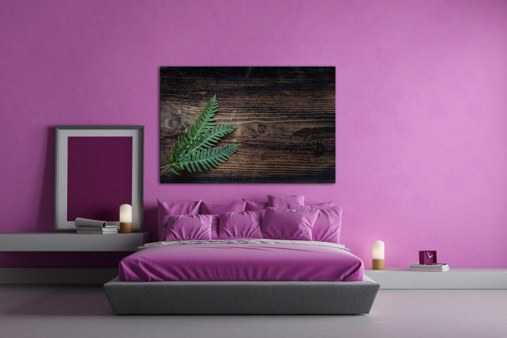 deyoli kleiner grüner Farn auf einer Holztischplatte Format: 80x60 als Leinwand, Motiv fertig gerahm