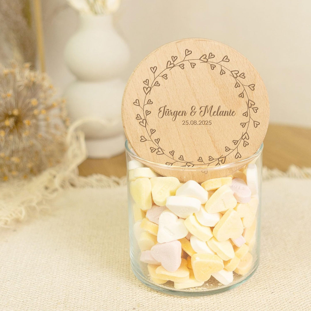 GRAVURZEILE Vorratsglas mit graviertem Holzdeckel - Kranz Herzen - Personalisiert mit Name & Datum -