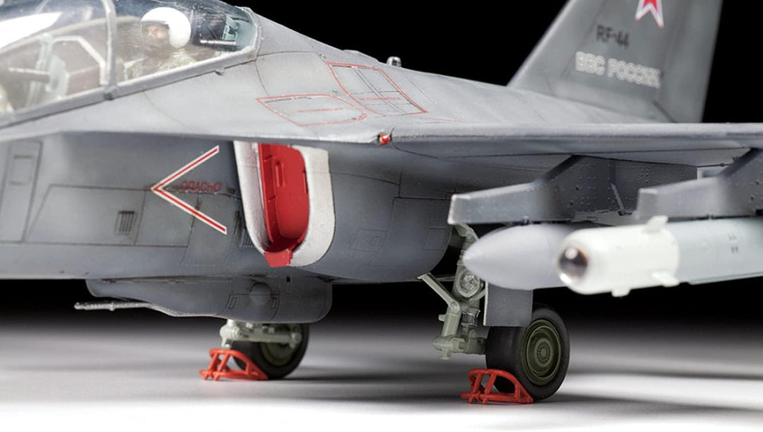Zvezda Militär 4818 1:48 YAK-130 “Mitten” -Modellbausatz,Plastikbausatz, Bausatz zum Zusammenbauen,