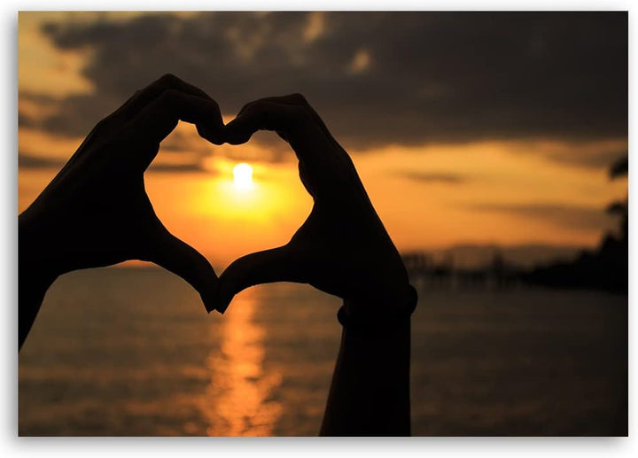 Feeby Vlies Leinwandbild Herz geformte Hände Sonnenuntergang Strand 90x60 cm Druckbild Wandbild Wand
