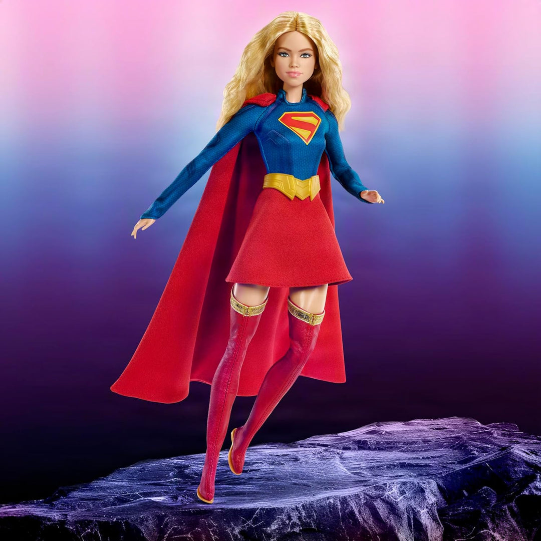 Barbie Signature DC Supergirl Modepuppe, Blond mit Superheldinnen-Kostüm und Cape, Sammlerpuppe in p