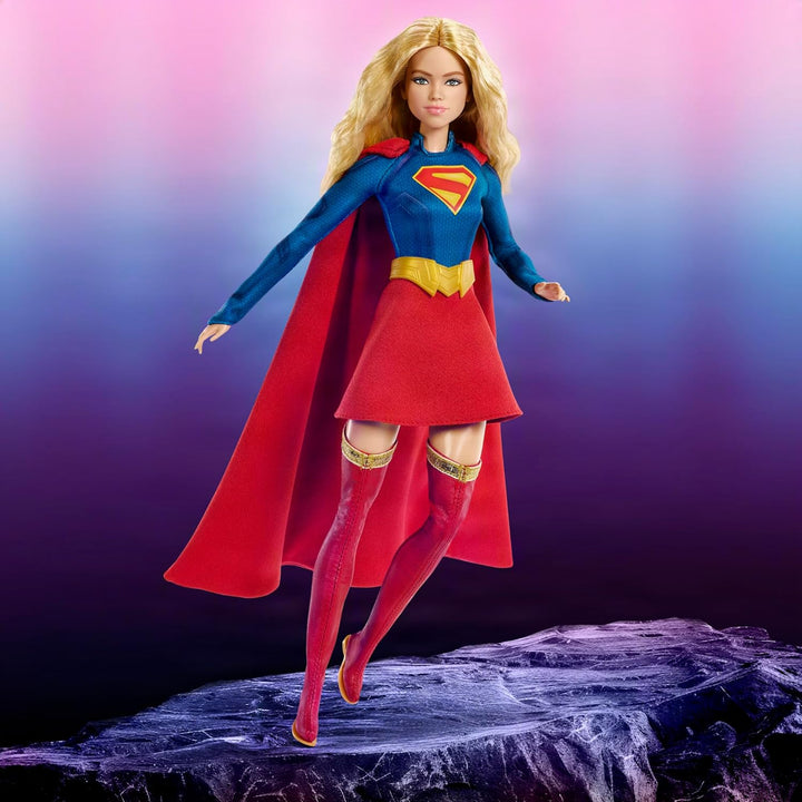 Barbie Signature DC Supergirl Modepuppe, Blond mit Superheldinnen-Kostüm und Cape, Sammlerpuppe in p