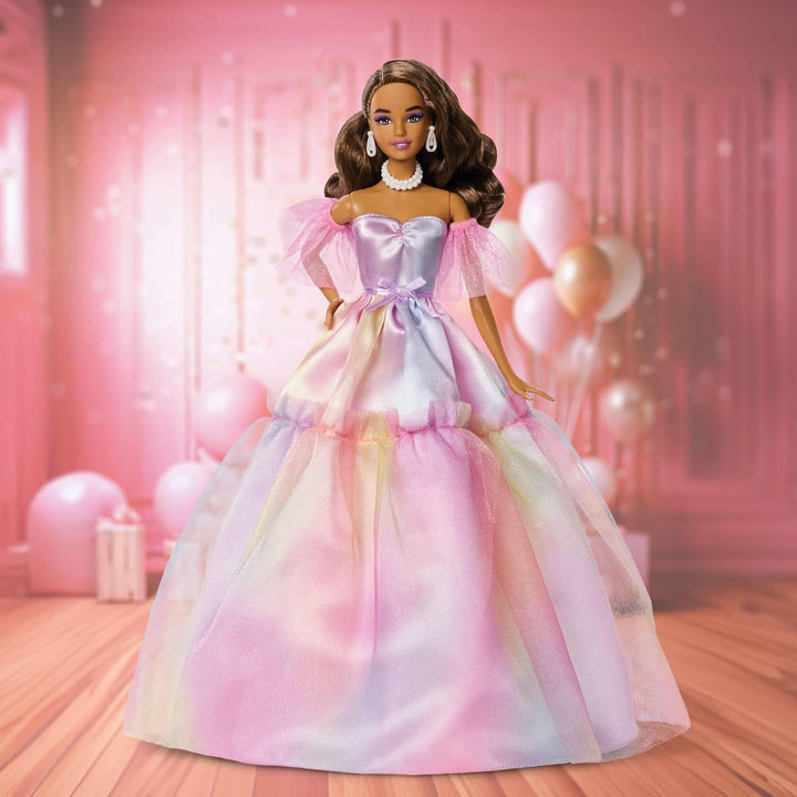 Barbie Signature Birthday Wishes Modepuppe mit braunen Haaren in einem Kleid mit pastellfarbenem Reg