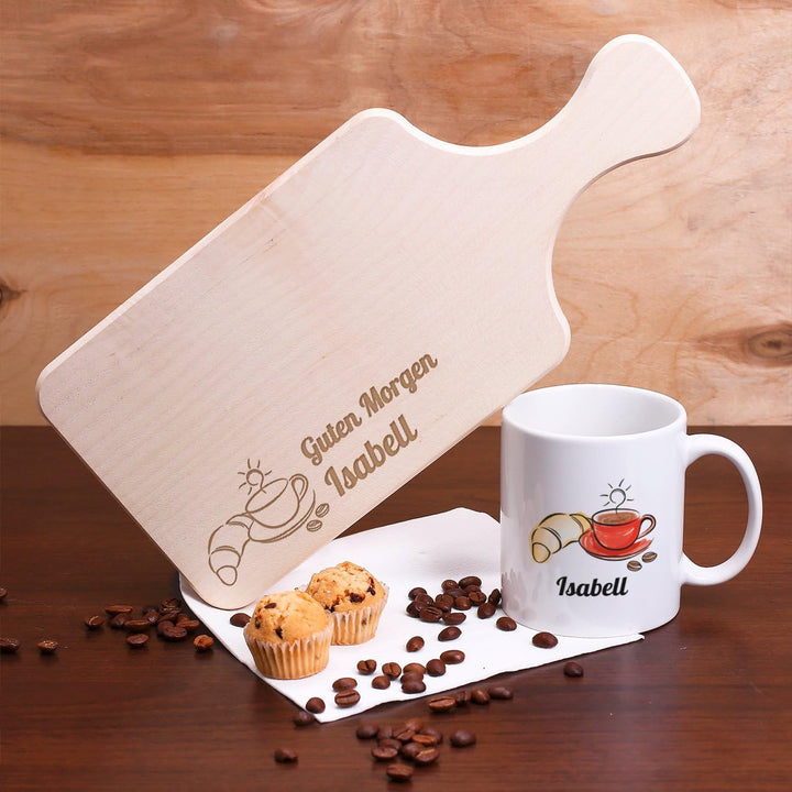 Herz & Heim® Frühstücksset bestehend aus graviertem Frühstücksbrett und Tasse mit Wunschnamen