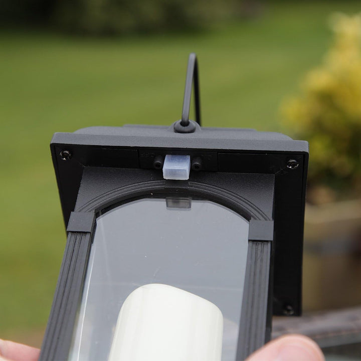 Festive Lights 2-er Set: Schwarze Solar Laternen mit LED Kerzen und täuschend echt wirkenden Flacker