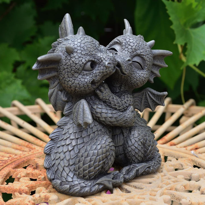 MystiCalls by Mayer Chess Gartenfigur Gartendrache - Modell Loves klein - Fantasy Figur Deko Drache