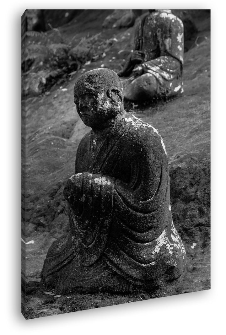 deyoli moosbedeckte Buddha Statue Effekt: Schwarz/Weiss im Format: 80x60 als Leinwandbild, Motiv fer