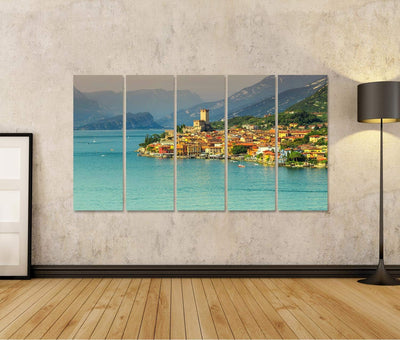 islandburner Bild auf Leinwand Atemberaubendes Malcesine Touristen Resort Hohe Berge Gardasee Italie