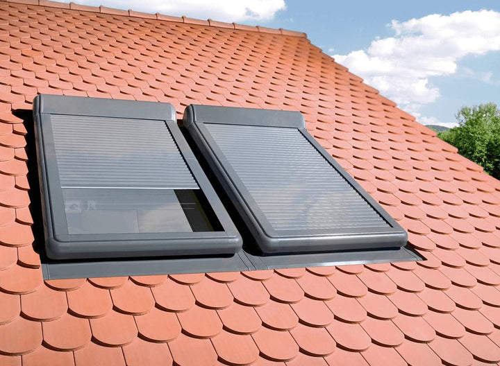 Fakro Sparpaket Dachfenster PTP-V U3 mit Solar Rollladen ARZ Solar und Eindeckrahmen (114 x 140, Ein