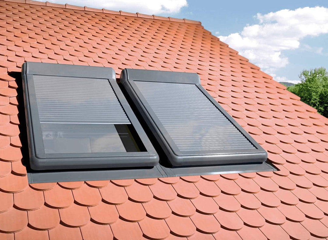 Fakro Sparpaket Dachfenster PTP-V U3 mit Solar Rollladen ARZ Solar und Eindeckrahmen (66 x 118, Eind